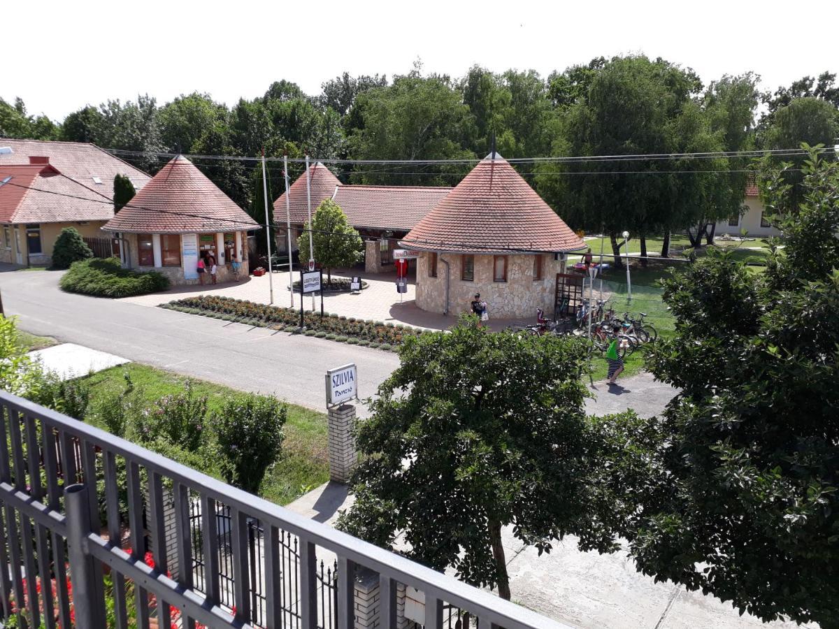 Szilvia Panzio Gyomaendrod Bed & Breakfast Exterior photo