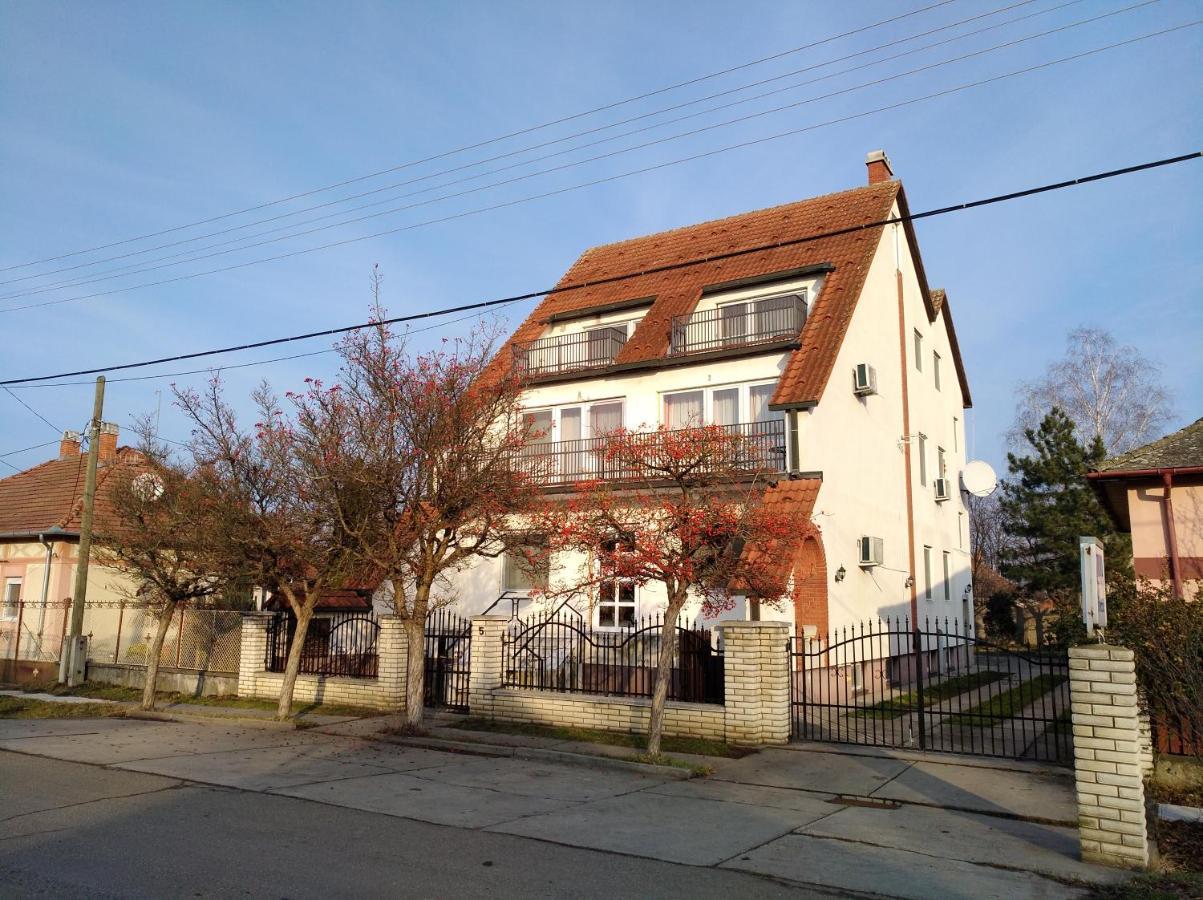 Szilvia Panzio Gyomaendrod Bed & Breakfast Exterior photo